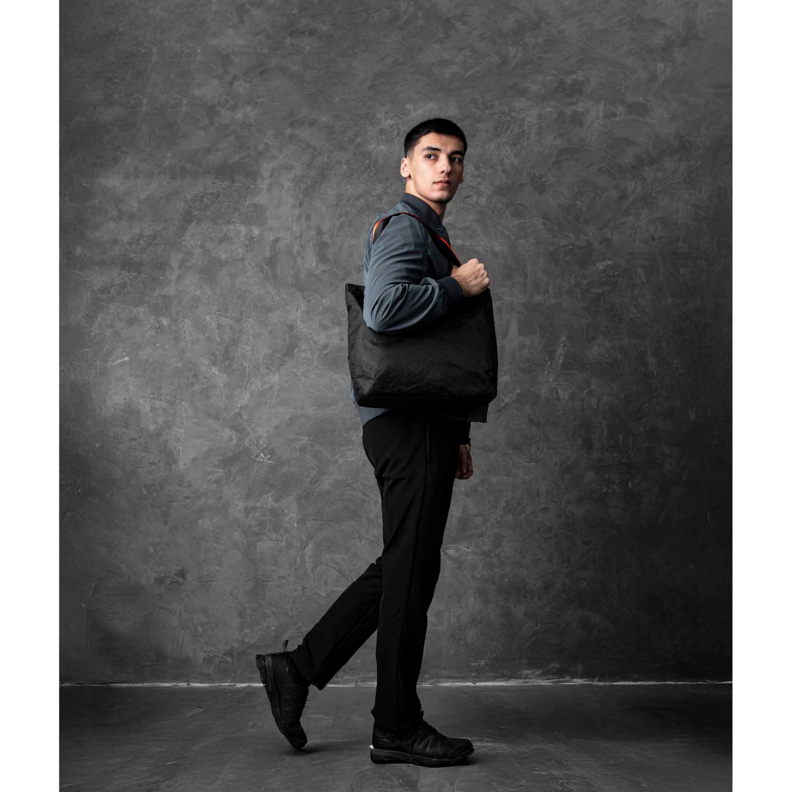 Elements Tote (M) Alpaka AA000370127 Tote Bags 14.5L / Black Knight/Orange | EPLX200