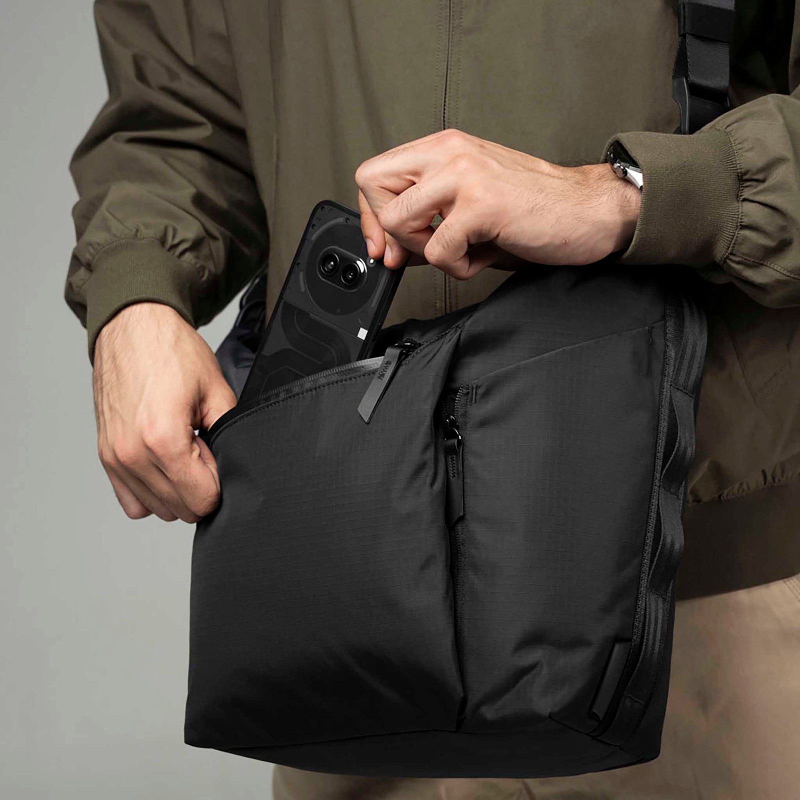 Flow Satchel Alpaka AD010720118 Satchels 10L / Black Axolux 210D