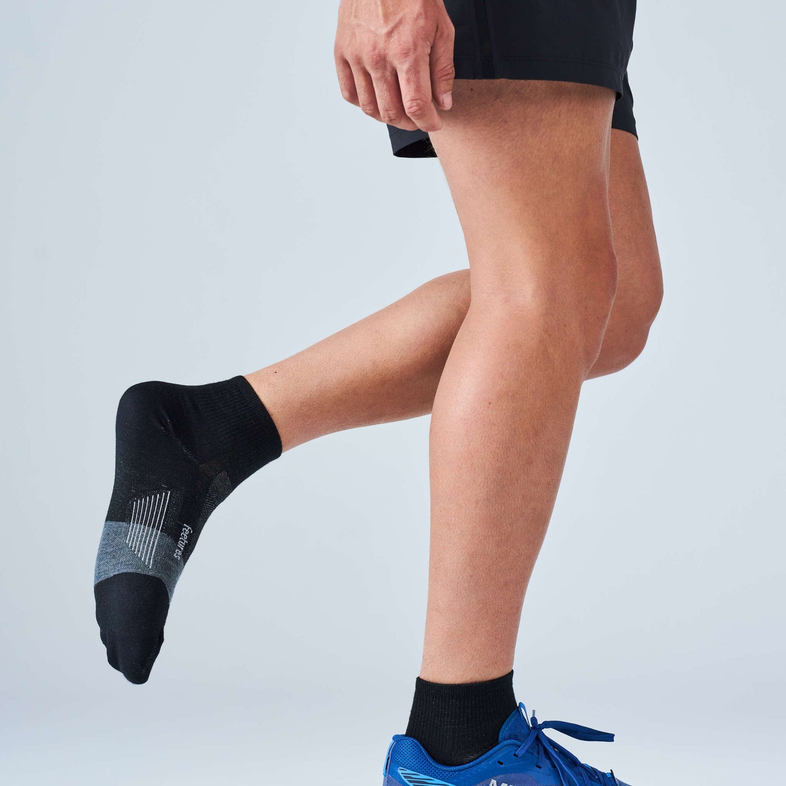 Merino 10 Max Cushion Quarter Feetures Unisex Socks