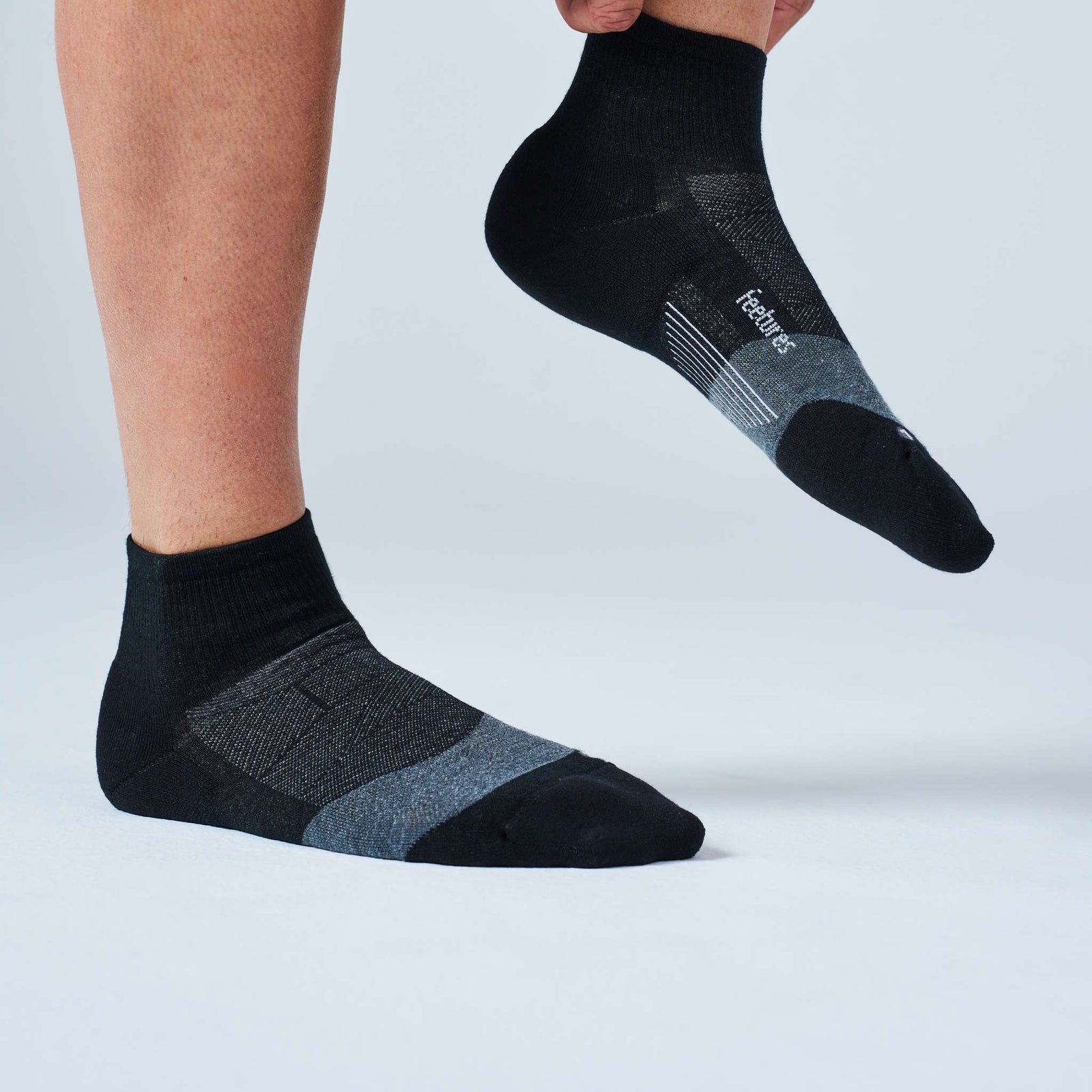 Merino 10 Max Cushion Quarter Feetures Unisex Socks