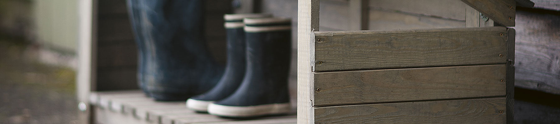 Bänke und Schuhschränke