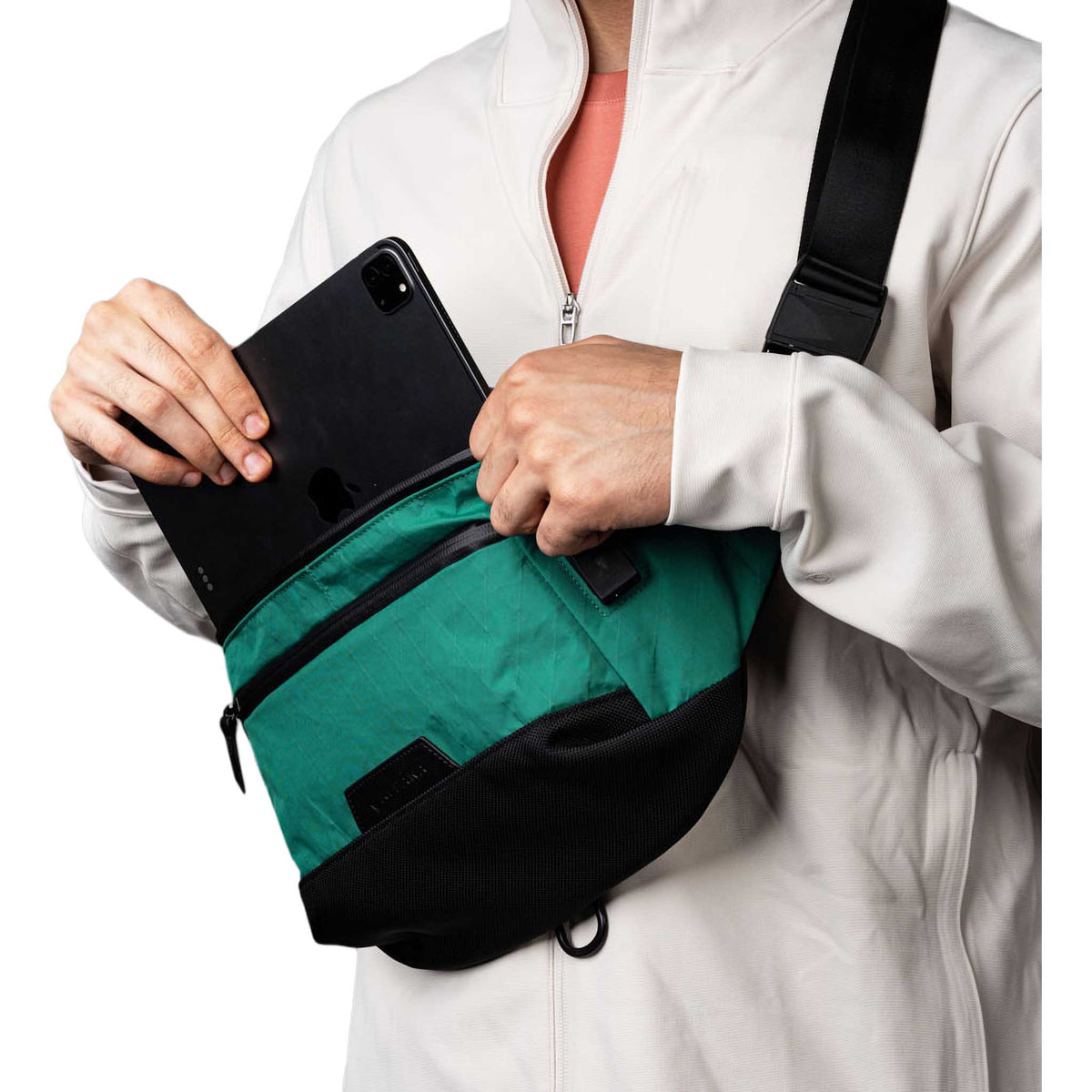 Bravo X Sling V2 Alpaka AA010101103 Sling Bags 6L / Cadmium Green | X-Pac VX21