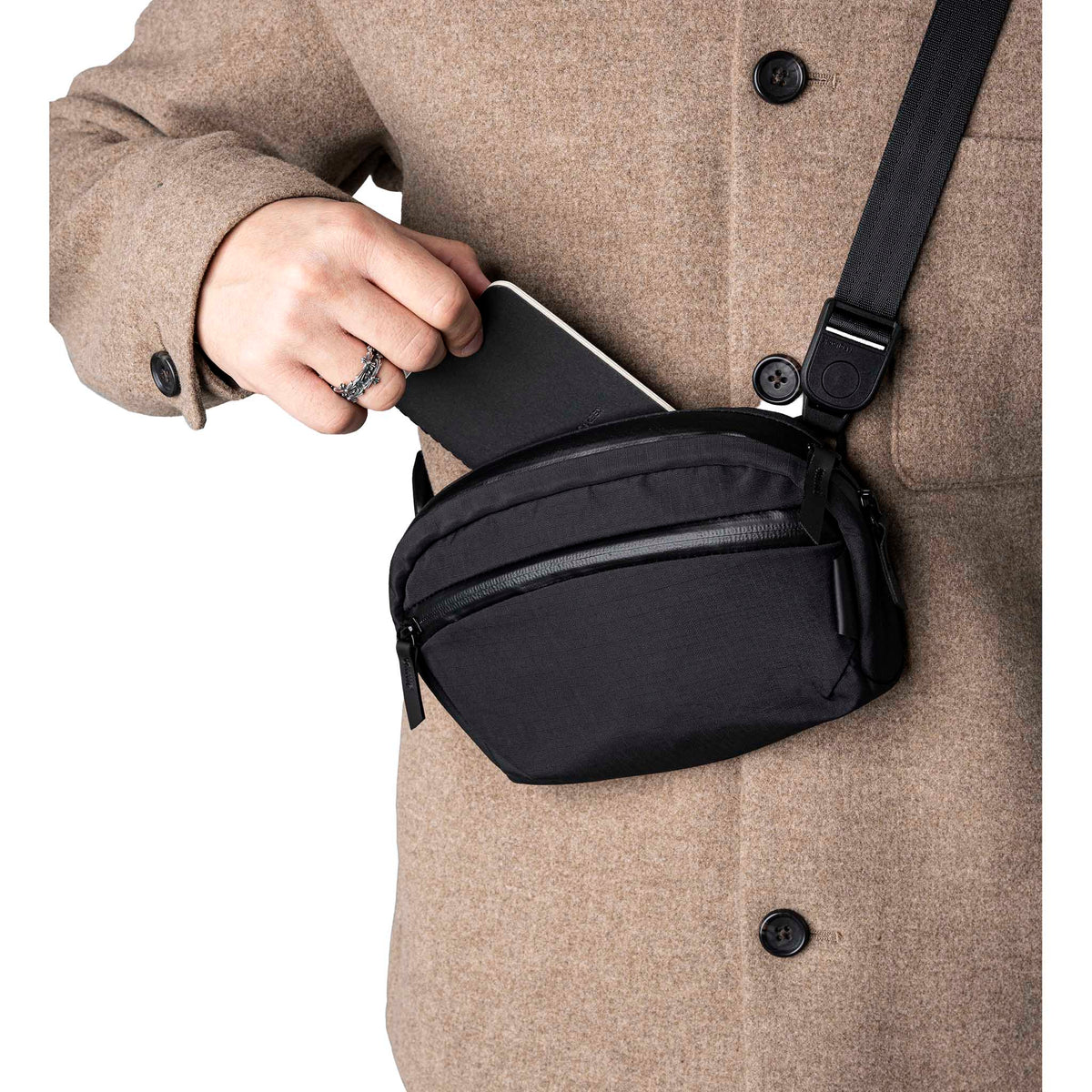 Flight Sling 1L Alpaka AA010530118 Sling Bags 1L / Black | Axoflux 210D