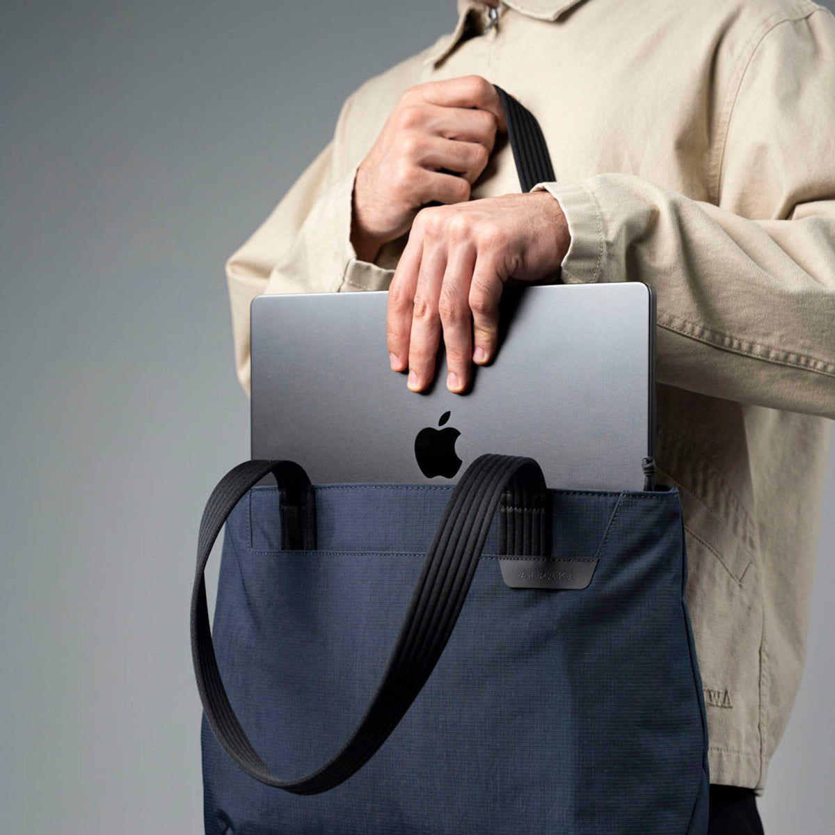 Flight Tote (S) Alpaka AD011010624 Tote Bags One Size / Moonlight Blue Axoflux 400D Ripstop Nylon