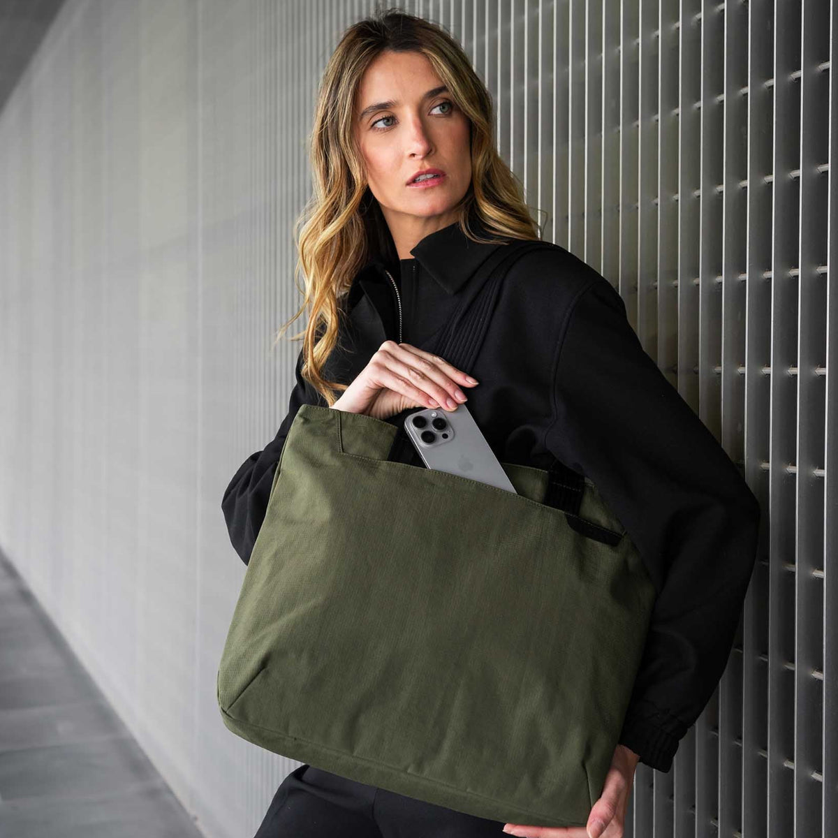 Flight Tote Alpaka Tote Bags