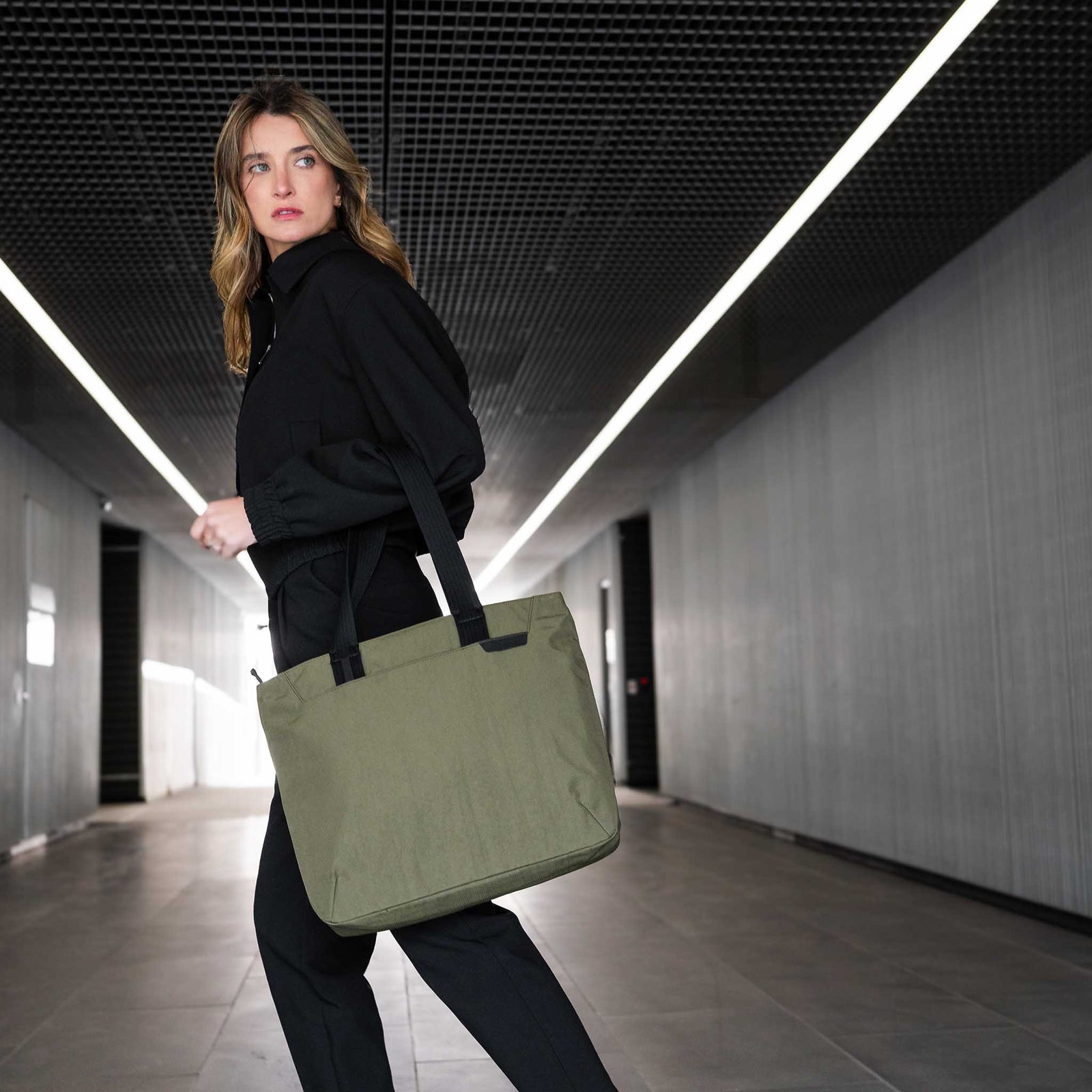 Flight Tote Alpaka Tote Bags