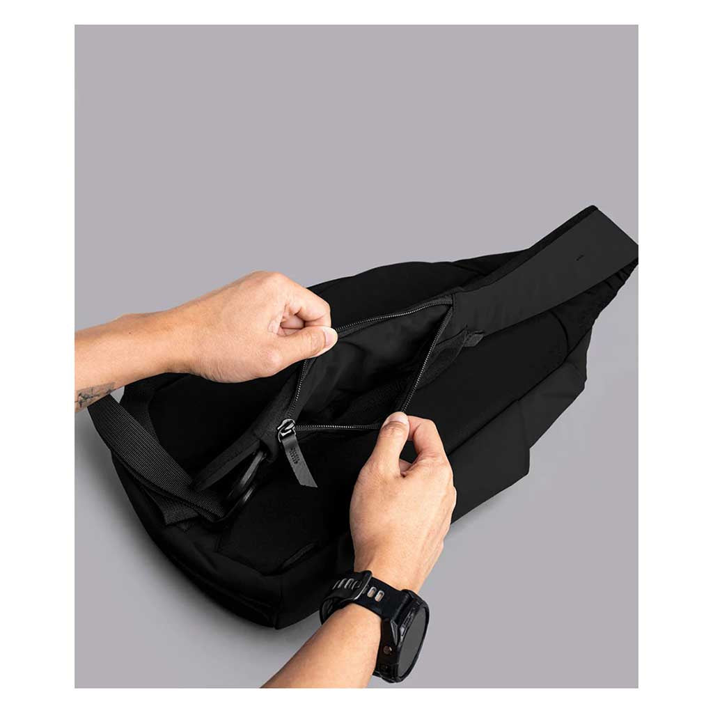 Metro Crossbody | Left Shoulder Alpaka AA010550118 Sling Bags One Size / Black | Axoflux 210D