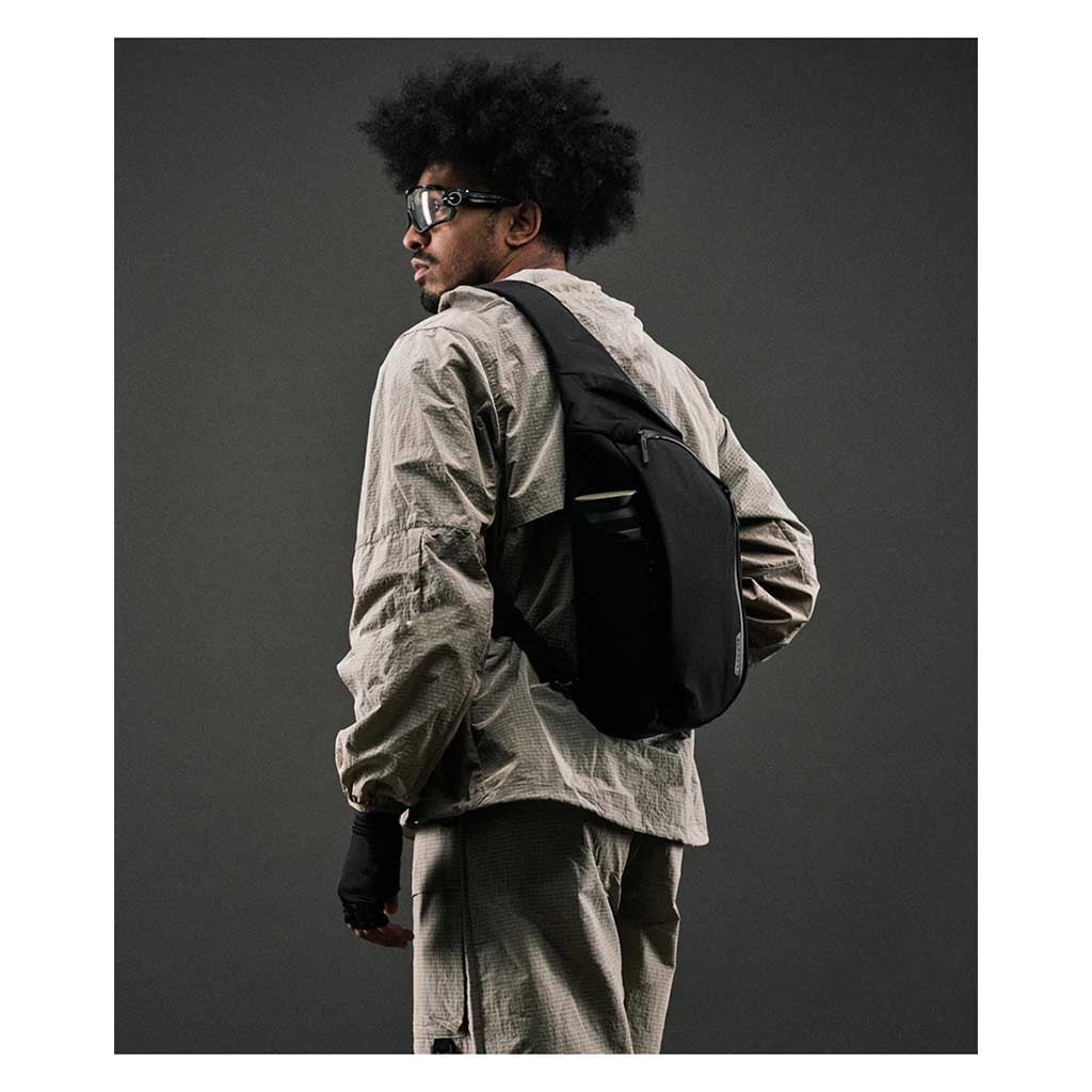 Metro Crossbody | Left Shoulder Alpaka AA010550118 Sling Bags One Size / Black | Axoflux 210D