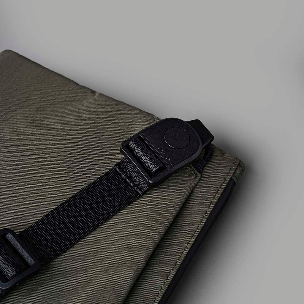 Zip Pouch Max v2 Alpaka AD010650518 Sling Bags 2L / Green | Axoflux 210D