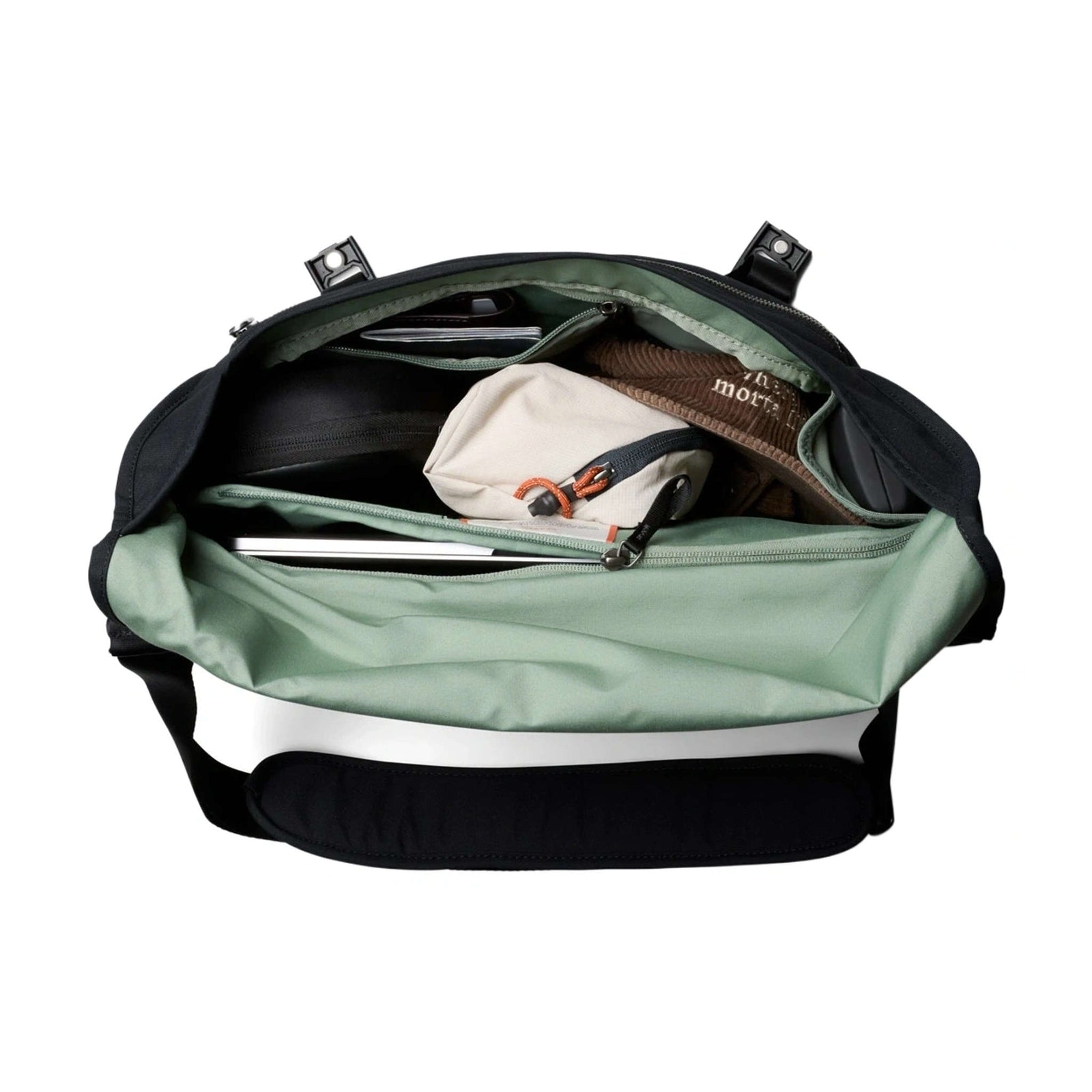 Classic Messenger Bellroy BCYA-BLK-244 Messenger Bags 13L / Black