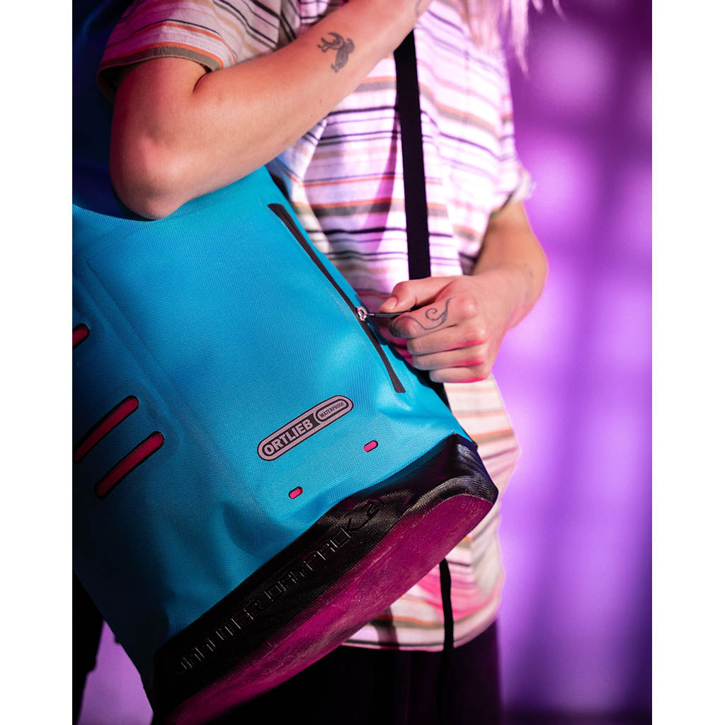 Commuter Daypack ORTLIEB OR4116 Backpacks 21L / Cyber Blue/Cyber Pink