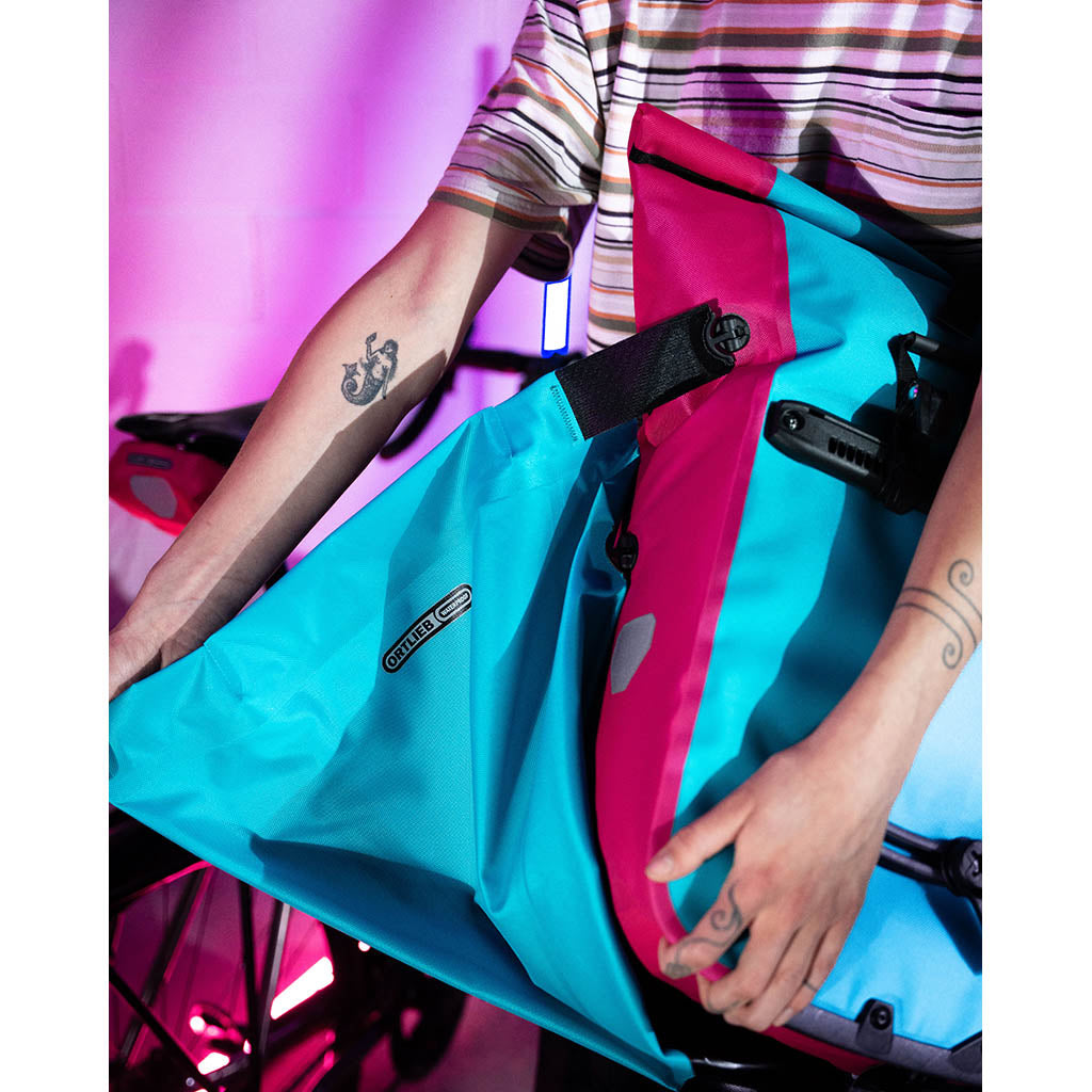 Vario Cyber ORTLIEB OF7763 Backpacks 26L / Cyber Blue/Cyber Pink
